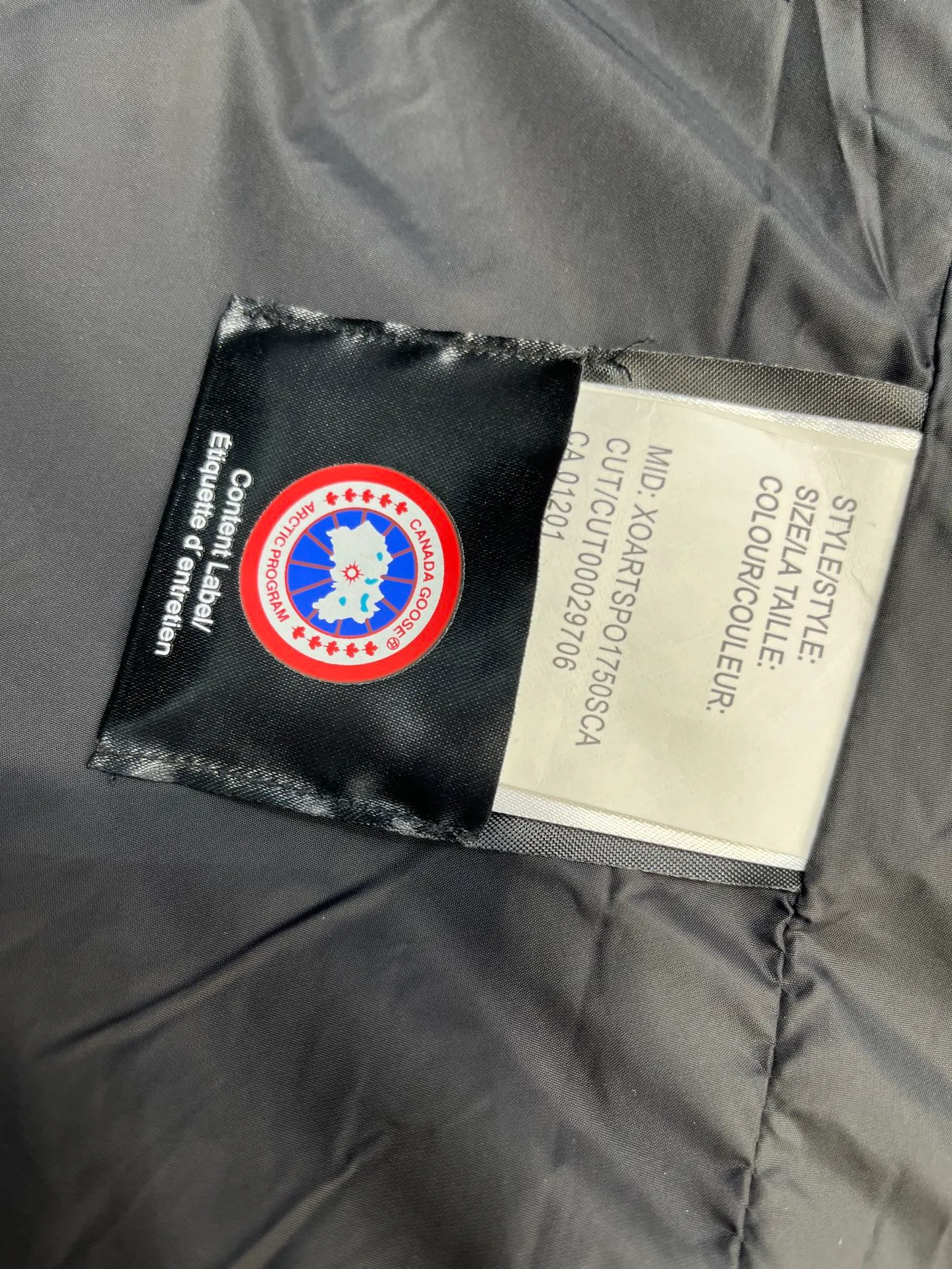 P860 Canada Goose Canada # Expedition04 Parker, a treasure of Canadian origin! Limited supply worldwide! Canada Goose Model 04 is a top-notch couple model, polar cold-proof outdoor series fur collar detachable hooded parka down jacket, the first Goose in 2024. I hope my partners like the top quality, and I hope everyone can evaluate it together! The most popular cool items of the Big Goose family in 2024 are online. The same popular product of Yi Yang Qianxi is said to be a joint limited edition Big Goose that cannot be bought in autumn and winter. If you dislike the sameness of the Big Goose in the past, then this model will definitely give you a different experience! This year's most powerful couple's collection for autumn and winter is online, a top-notch luxurious ready-to-wear style, paired with an outdoor warm down jacket with great style and charm! The most standard and classic items of the Daye family in the past two years are equipped with unique reflective stripes for embellishment, which further shows the high-end fashion performance effect. With the embellishment of hardware buckles, it has excellent performance effect. The upper body is clean, simple and elegant, even for urban leisure. It is suitable for various occasions. Designed with large pockets, this model has a large capacity and is equipped with reflective stripes, making it safer at night. It is suitable for various adventure activities. It is made of windproof and waterproof technical materials. The interior is filled with full white duck down, which is absolutely cold-proof and warm. It also has a stand-up collar design and fine fluff at the collar, with meticulous attention to detail! The charm of this model is also more spiritual, and the upper body has more temperament and specifications. It perfectly shows the ultra-high standard of fashionable performance of this model, integrating outdoor and life, and you can even create high-street wear! The most pinnacle limited-edition goose that we have presented so far, both in terms of design and detailed materials, it is completely outstanding. The grand and evergreen version design is matched with cool reflective elements. The overall appearance can be said to be quite high, and it has that kind of powerful outdoor performance! It combines high-end casual attributes with high-street style. It is high-grade, domineering, warm, and beautiful. The visibility of the upper body is quite strong, and the configuration of the owl element is highly brand-recognizable. It fully complements the overall brand performance and visual effects, and also has the high-end sense of fashion and fashionable performance. It is a must-buy product because it is the most awesome down brand on the planet and one of Canada's three national treasure brands. It is also a sentimental down luxury brand. In the field of polar cold-proof clothing, Goose has made an irreplaceable contribution... Size: xs s m l xl